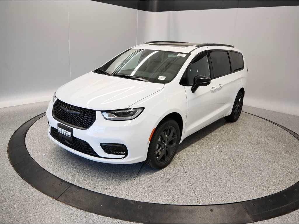 2026 Chrysler Pacifica Limited's photo