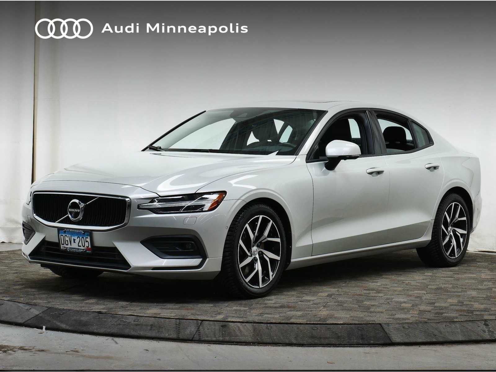 2019 Volvo S60 Momentum's photo
