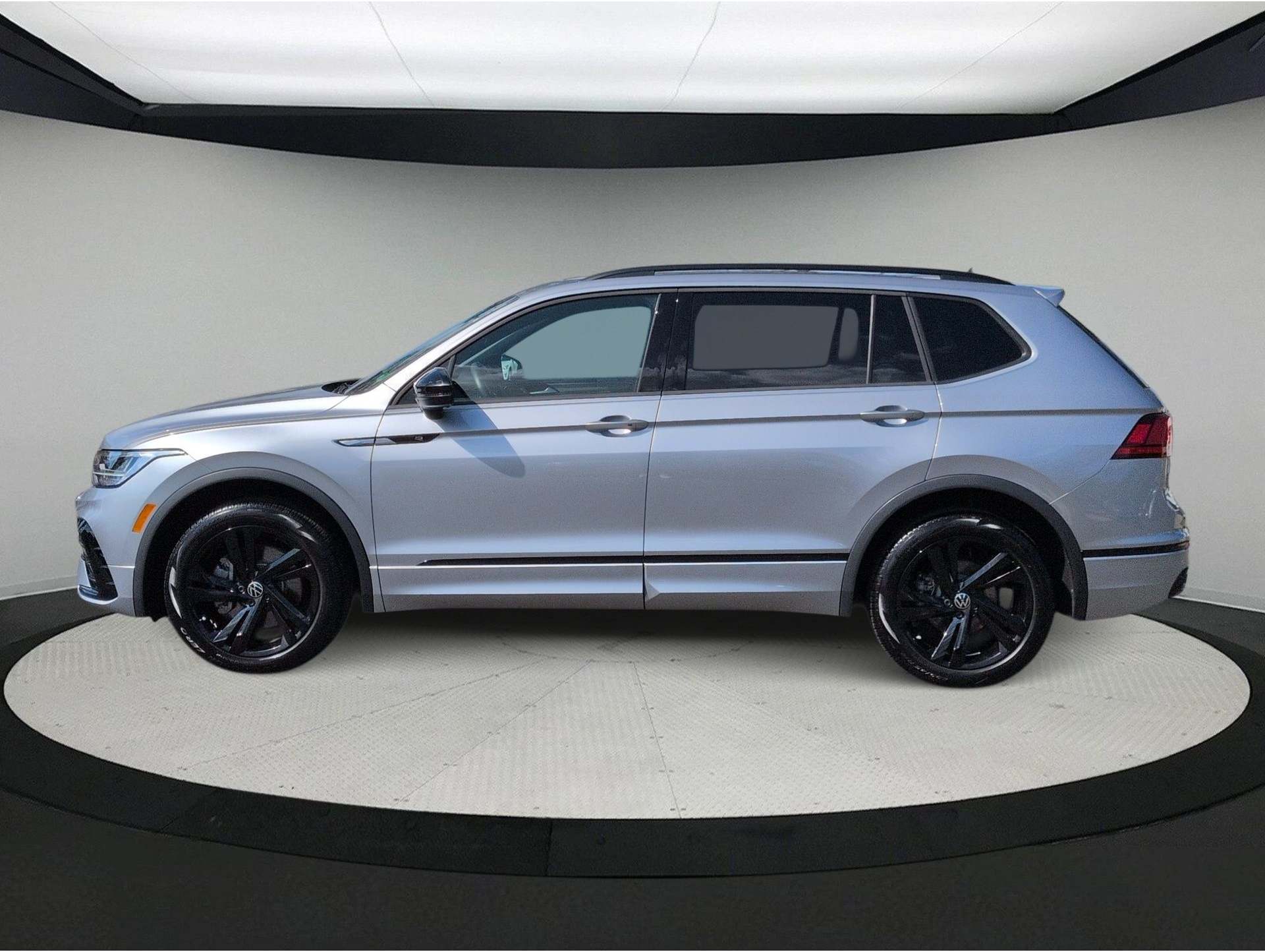 2023 Volkswagen Tiguan SE R-LINE BLACK's photo