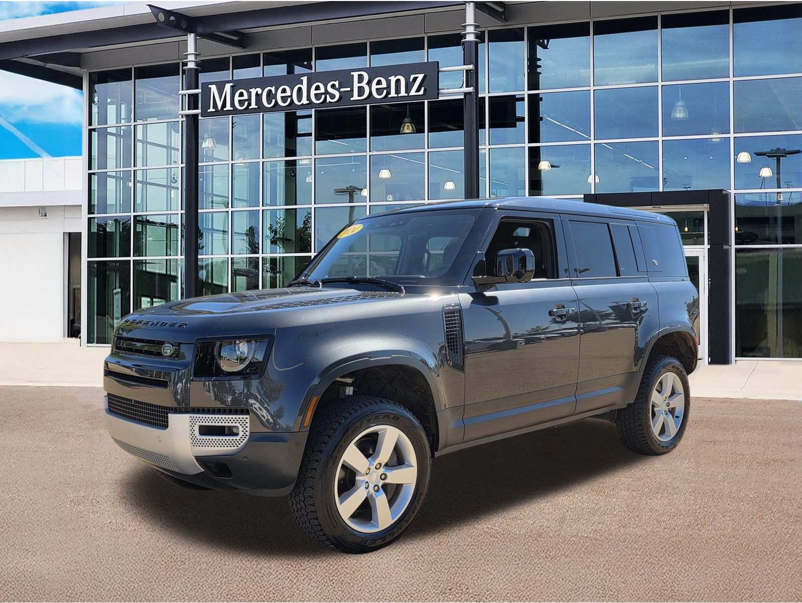 2024 Land Rover Defender SE's photo