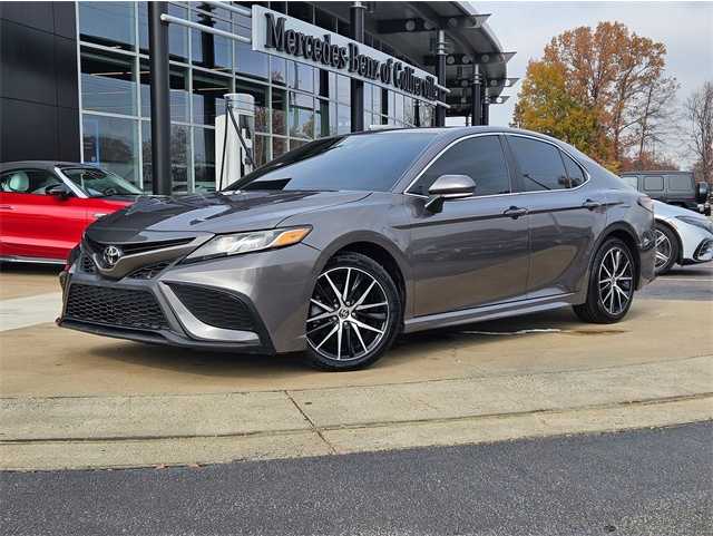 2024 Toyota Camry SE's photo