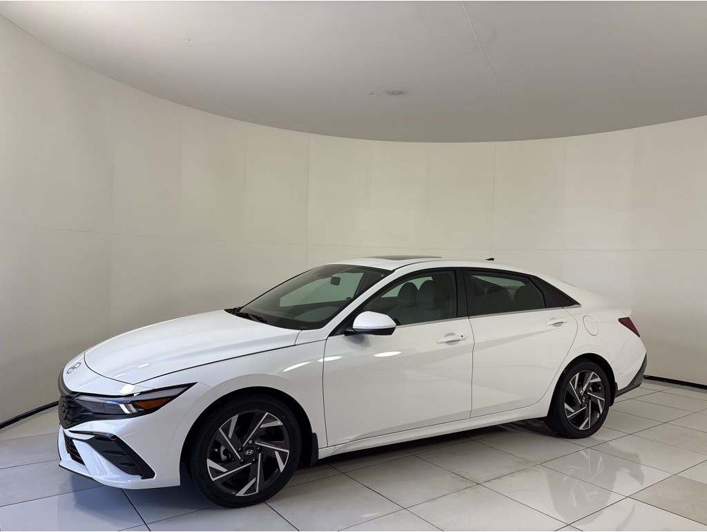 2025 Hyundai Elantra SEL's photo