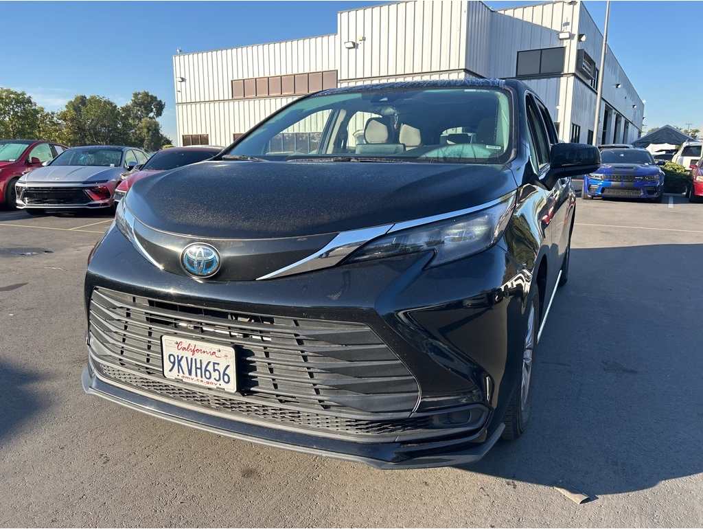 2024 Toyota Sienna LE's photo