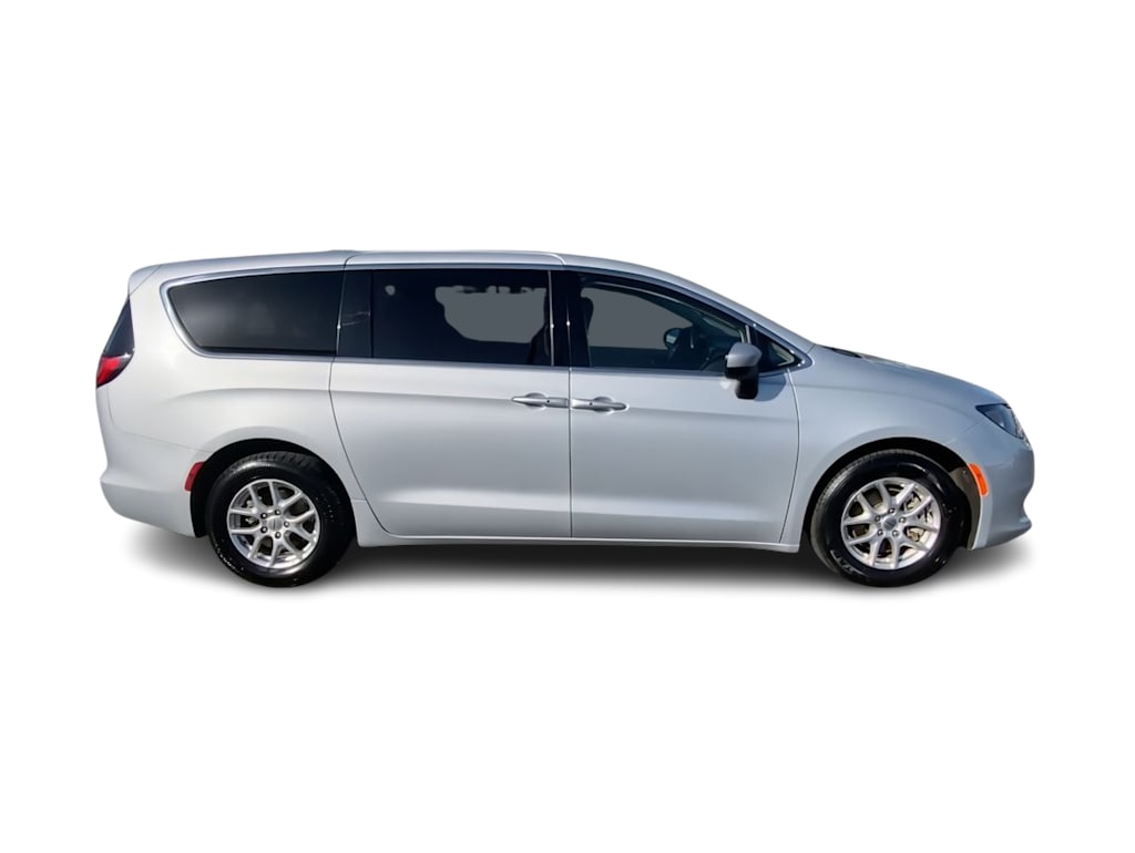 2022 Chrysler Voyager LX 17