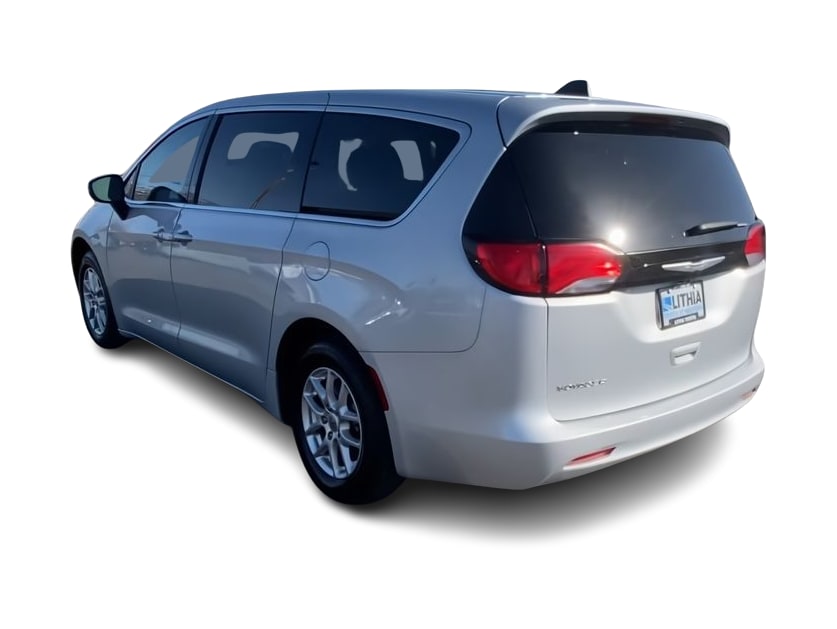 2022 Chrysler Voyager LX 4
