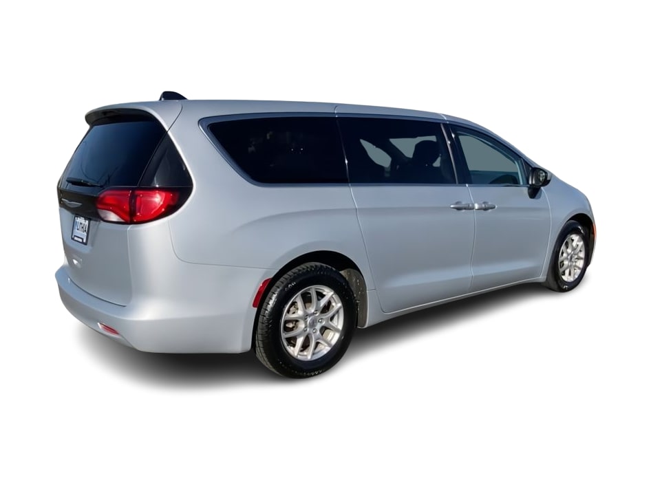 2022 Chrysler Voyager LX 16