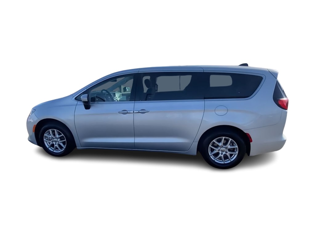 2022 Chrysler Voyager LX 15