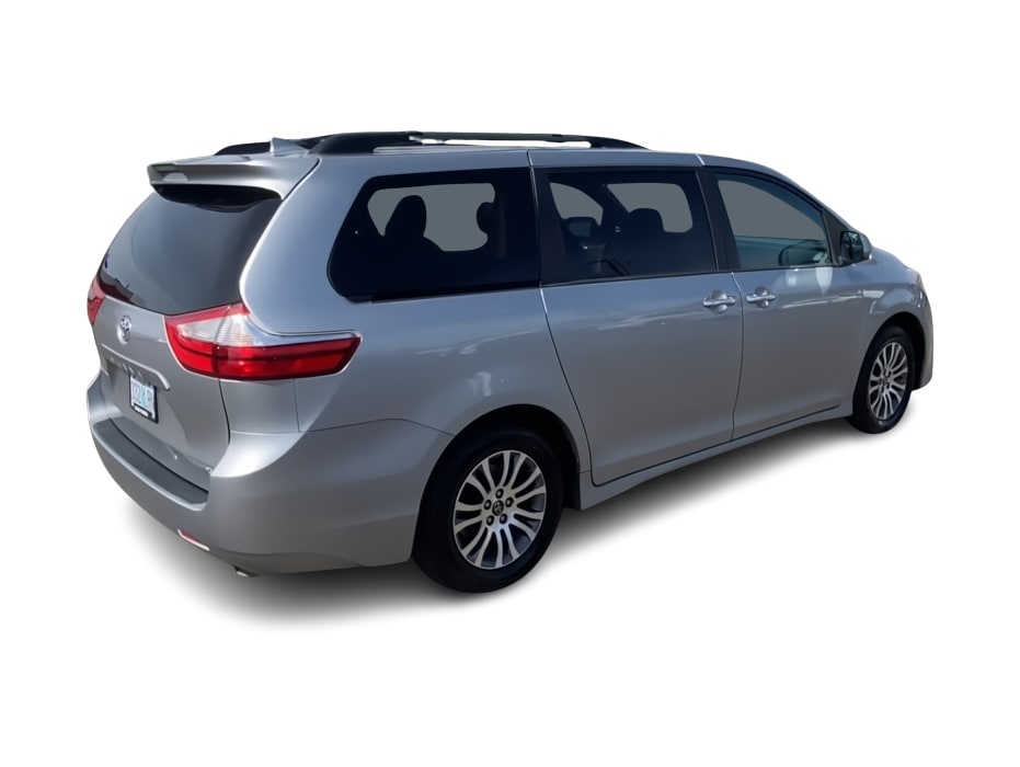 Thumbnail: 2018 Toyota Sienna - 17