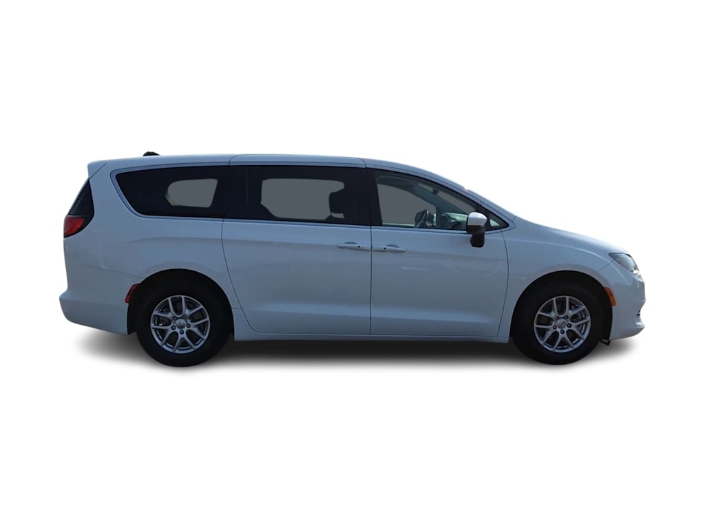 Thumbnail: 2023 Chrysler Voyager - 21