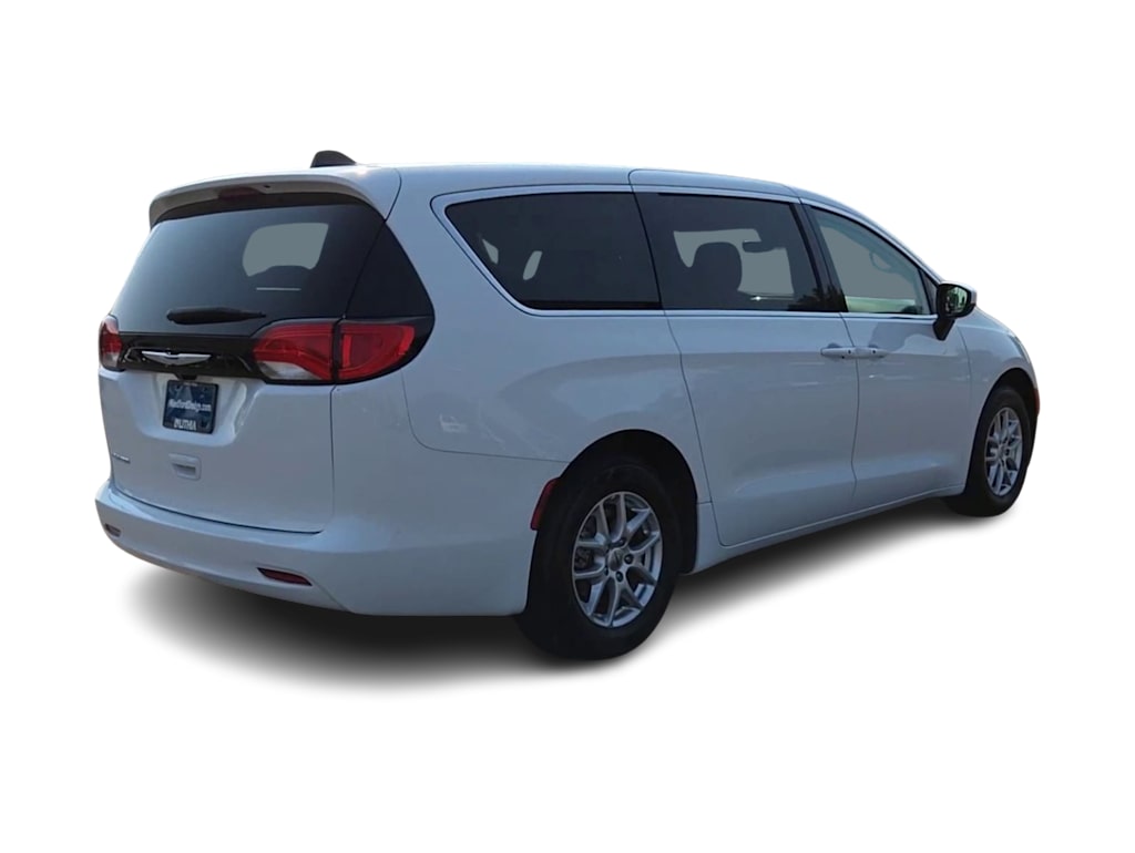Thumbnail: 2023 Chrysler Voyager - 20