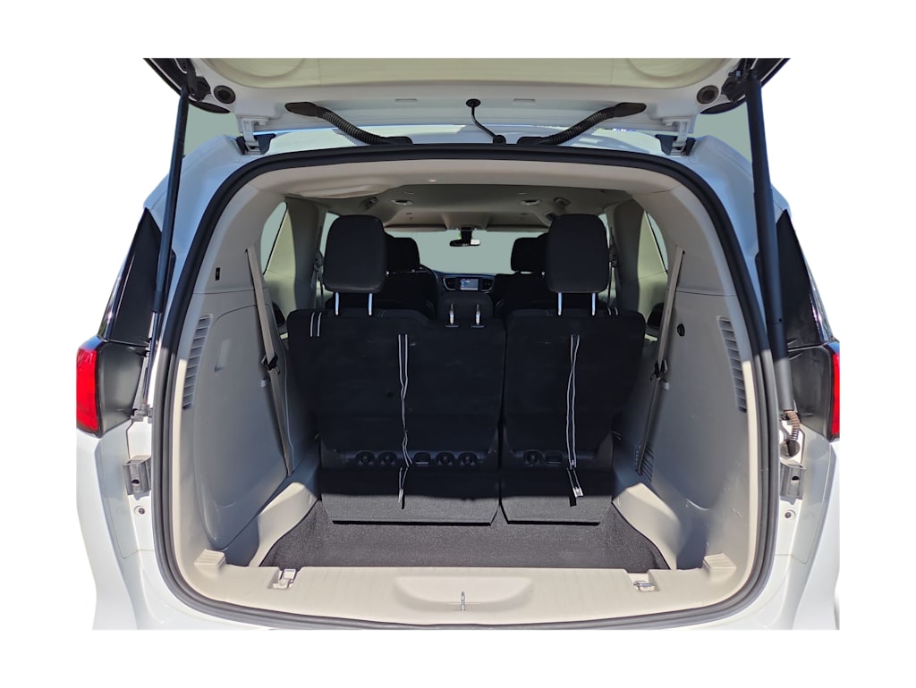 Thumbnail: 2022 Chrysler Voyager - 16