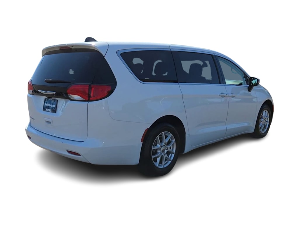 Thumbnail: 2022 Chrysler Voyager - 21