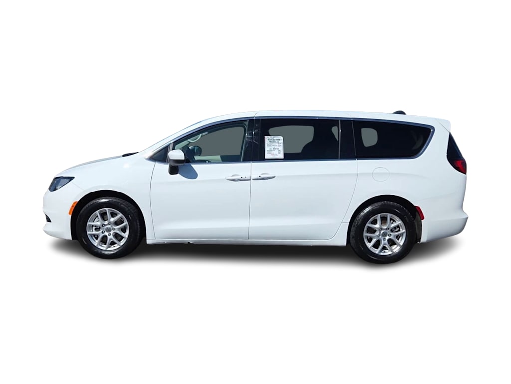Thumbnail: 2022 Chrysler Voyager - 3