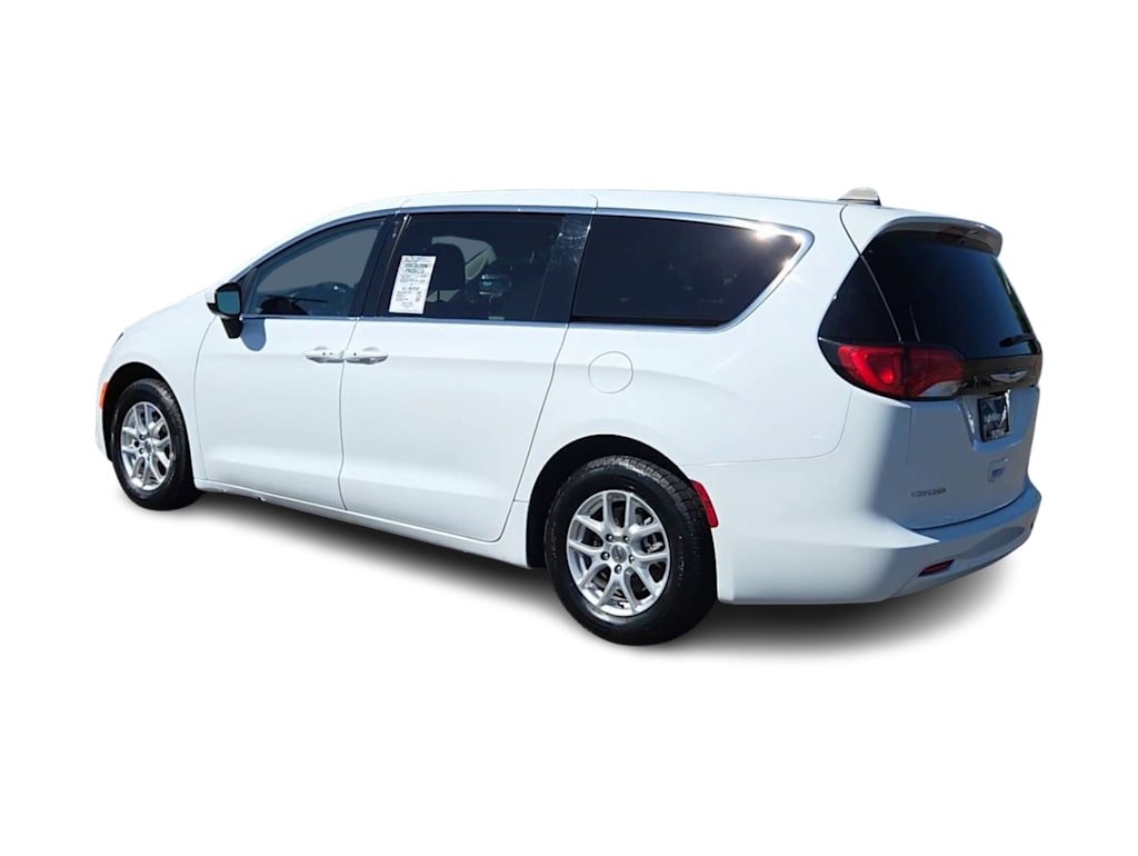 Thumbnail: 2022 Chrysler Voyager - 4