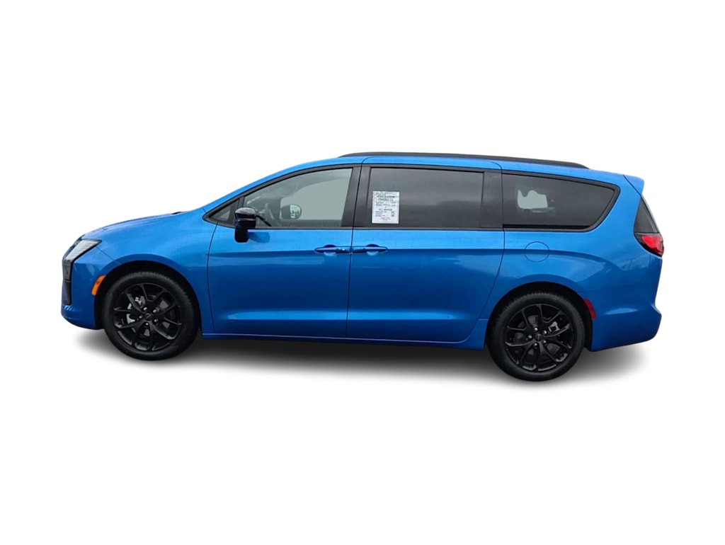 Thumbnail: 2027 Chrysler Pacifica - 3