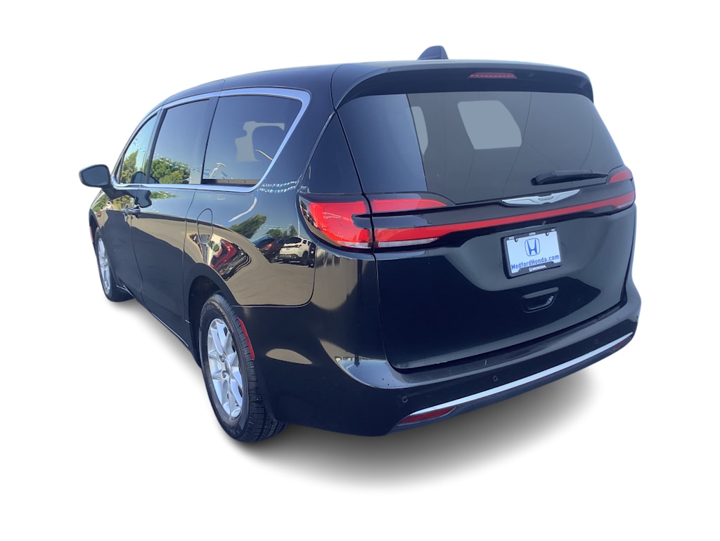 Thumbnail: 2023 Chrysler Pacifica - 4