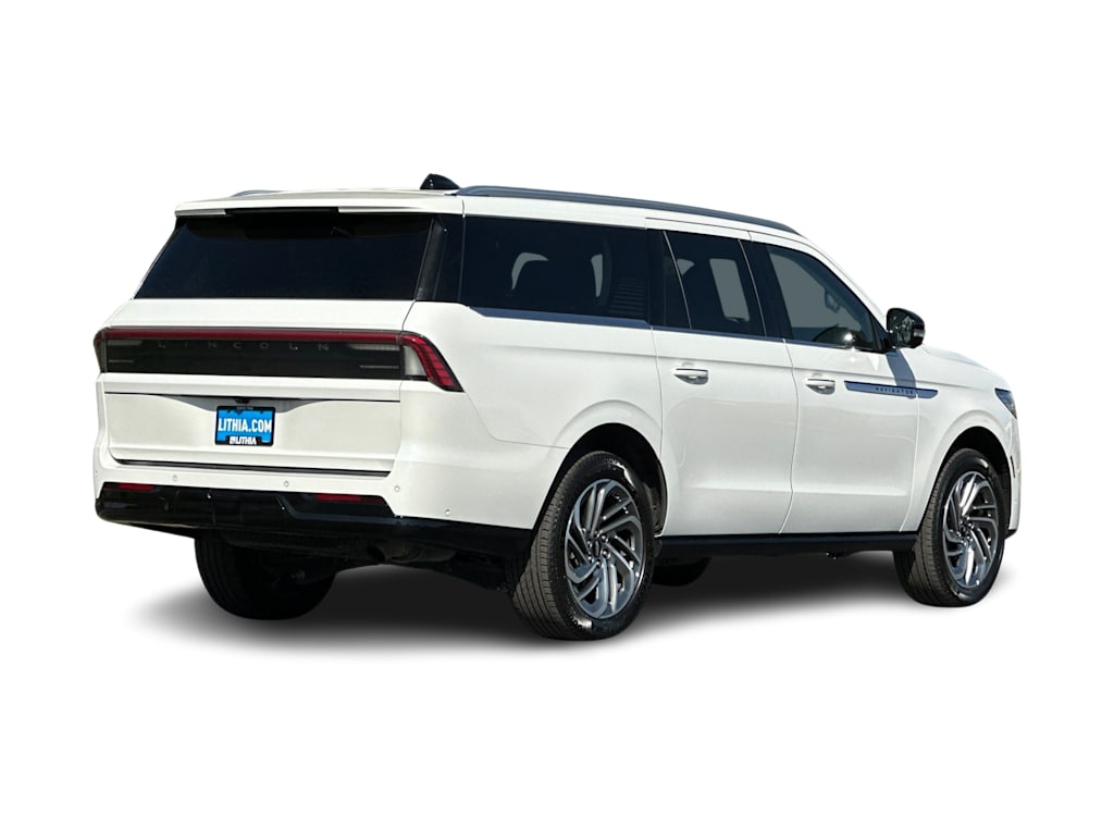 Thumbnail: 2025 Lincoln Navigator L - 16