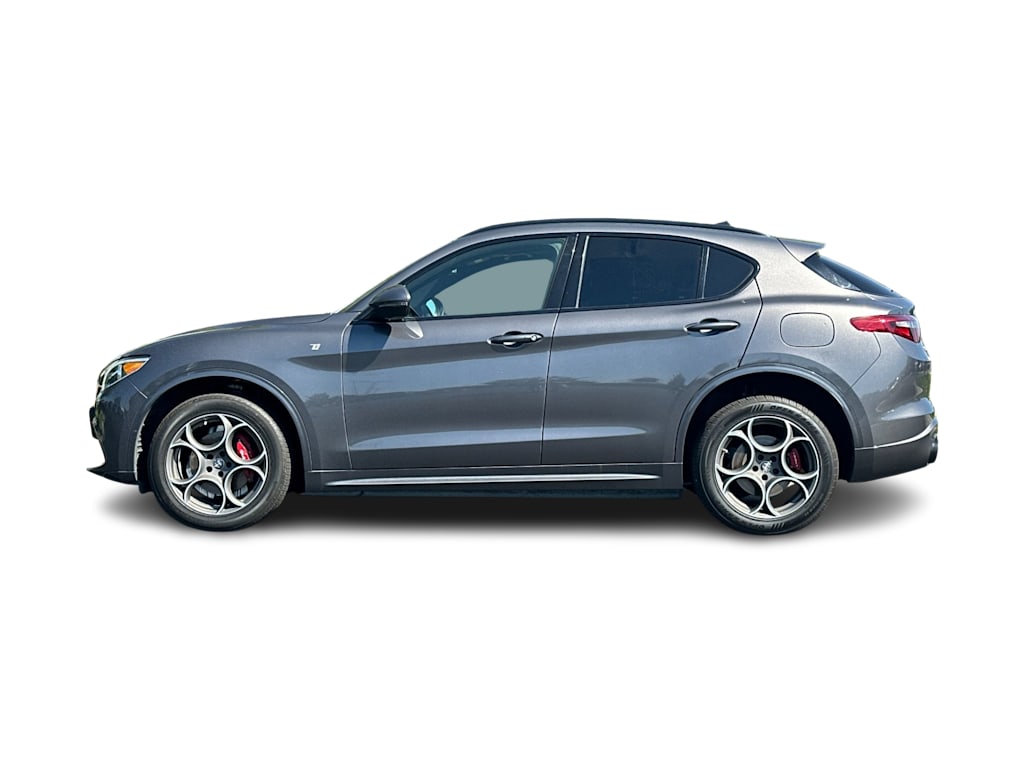 Thumbnail: 2022 Alfa Romeo Stelvio - 3