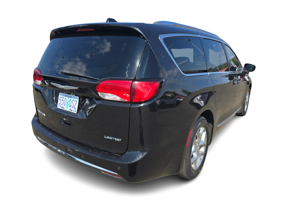 Thumbnail: 2017 Chrysler Pacifica - 11