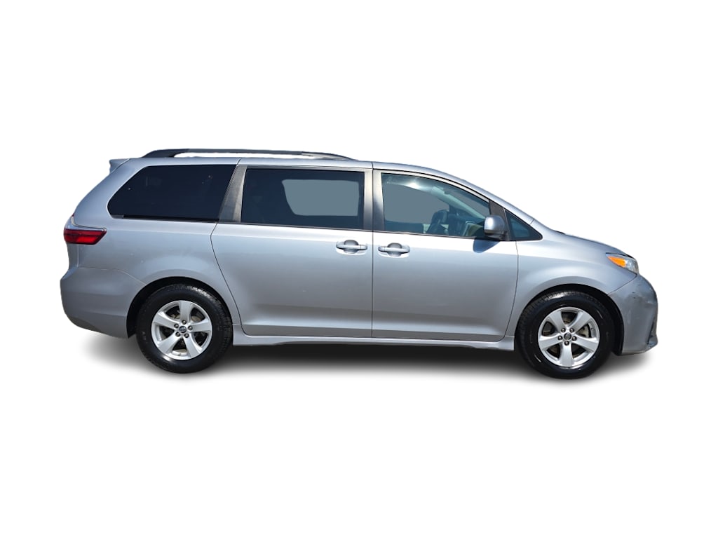 Thumbnail: 2018 Toyota Sienna - 18