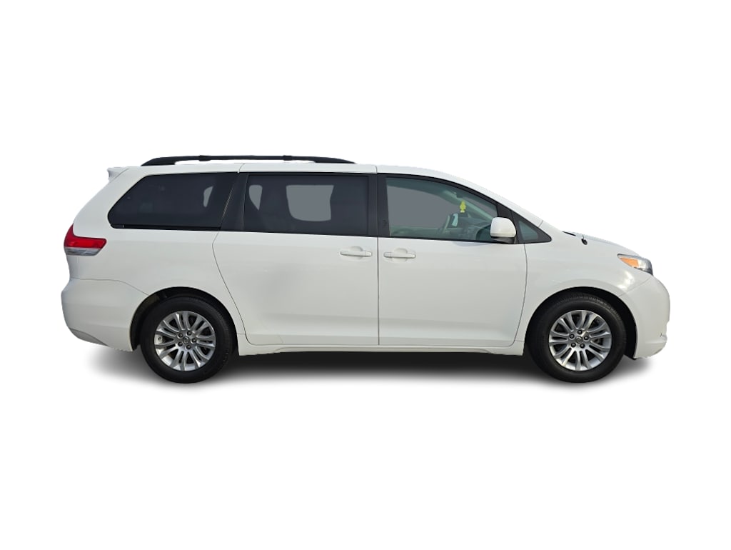 Thumbnail: 2011 Toyota Sienna - 15