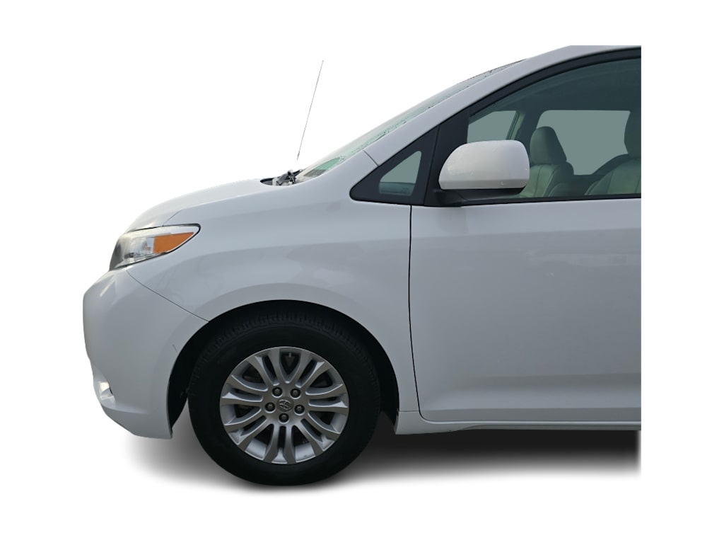 Thumbnail: 2011 Toyota Sienna - 21