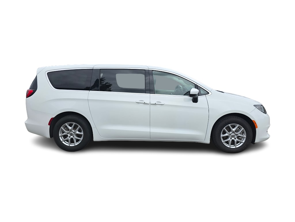 Thumbnail: 2023 Chrysler Voyager - 17