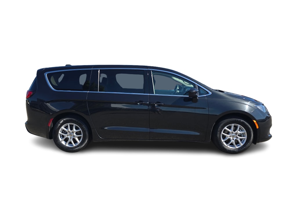 Thumbnail: 2023 Chrysler Voyager - 17