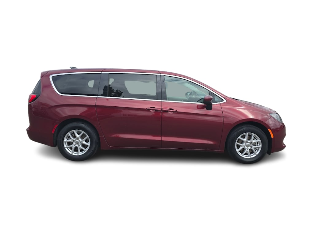 Thumbnail: 2022 Chrysler Voyager - 15