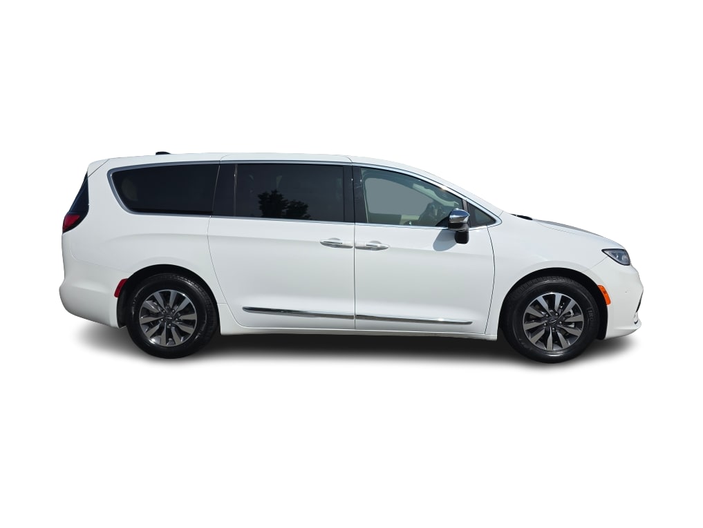 Thumbnail: 2023 Chrysler Pacifica - 16