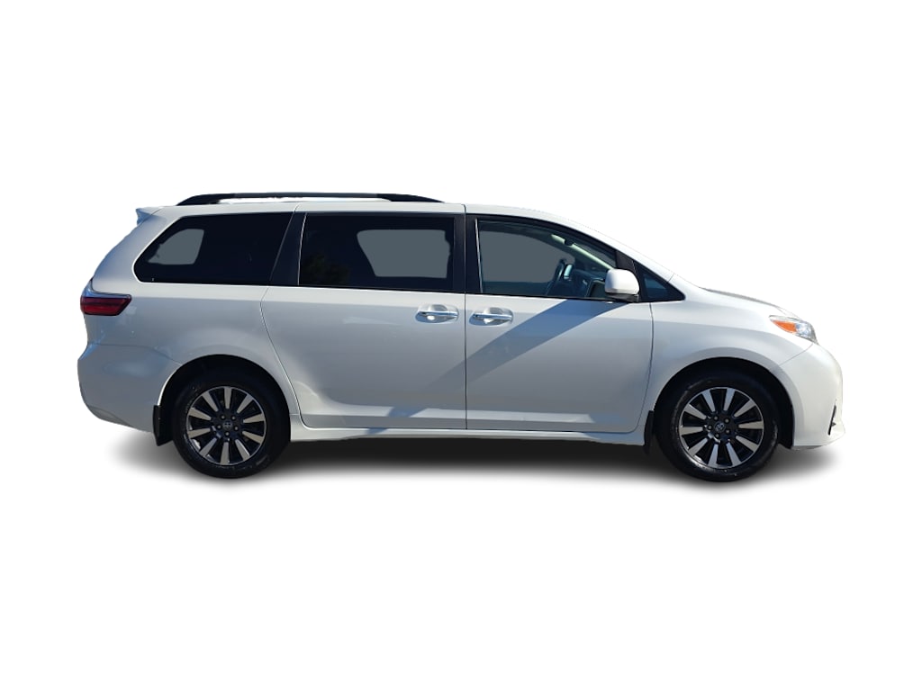 Thumbnail: 2019 Toyota Sienna - 17