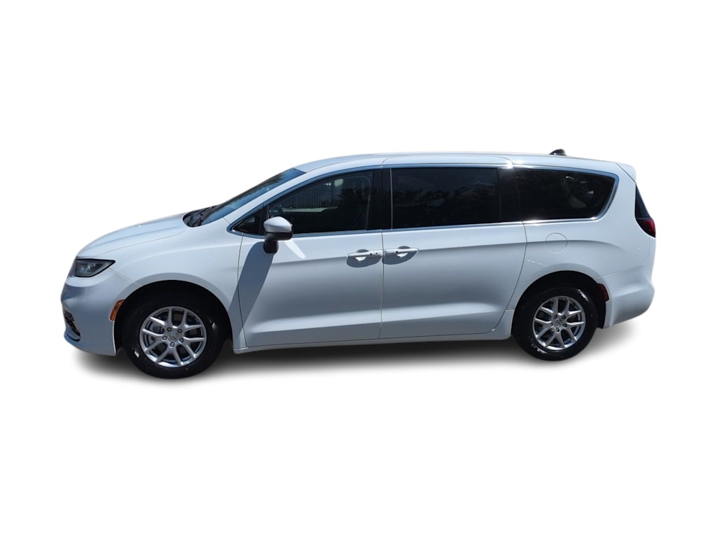 Thumbnail: 2023 Chrysler Pacifica - 3