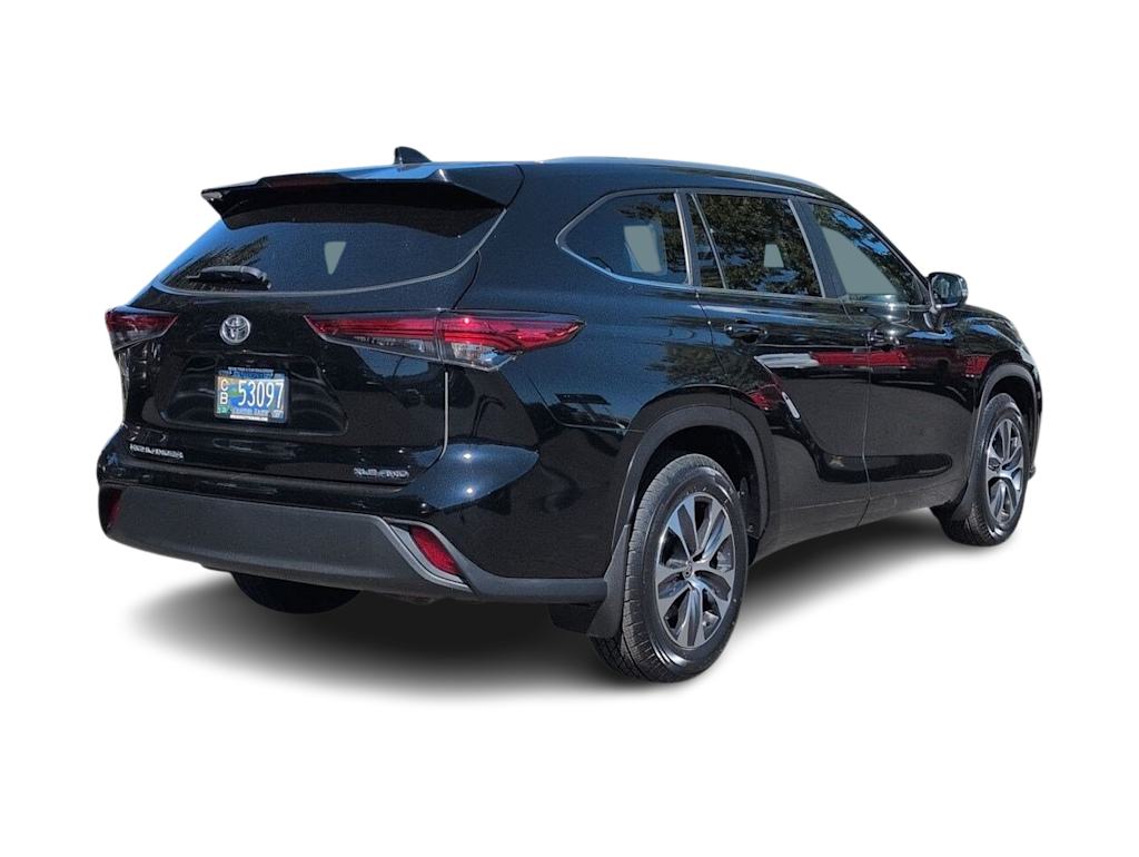 Thumbnail: 2023 Toyota Highlander - 21
