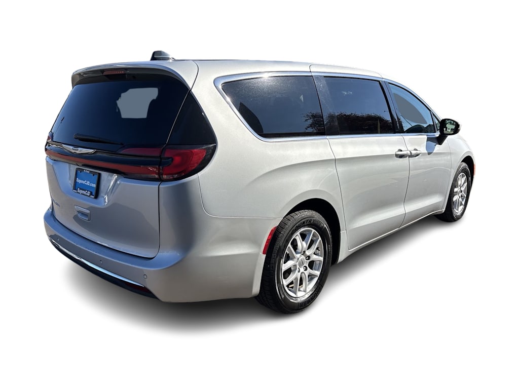 Thumbnail: 2023 Chrysler Pacifica - 10