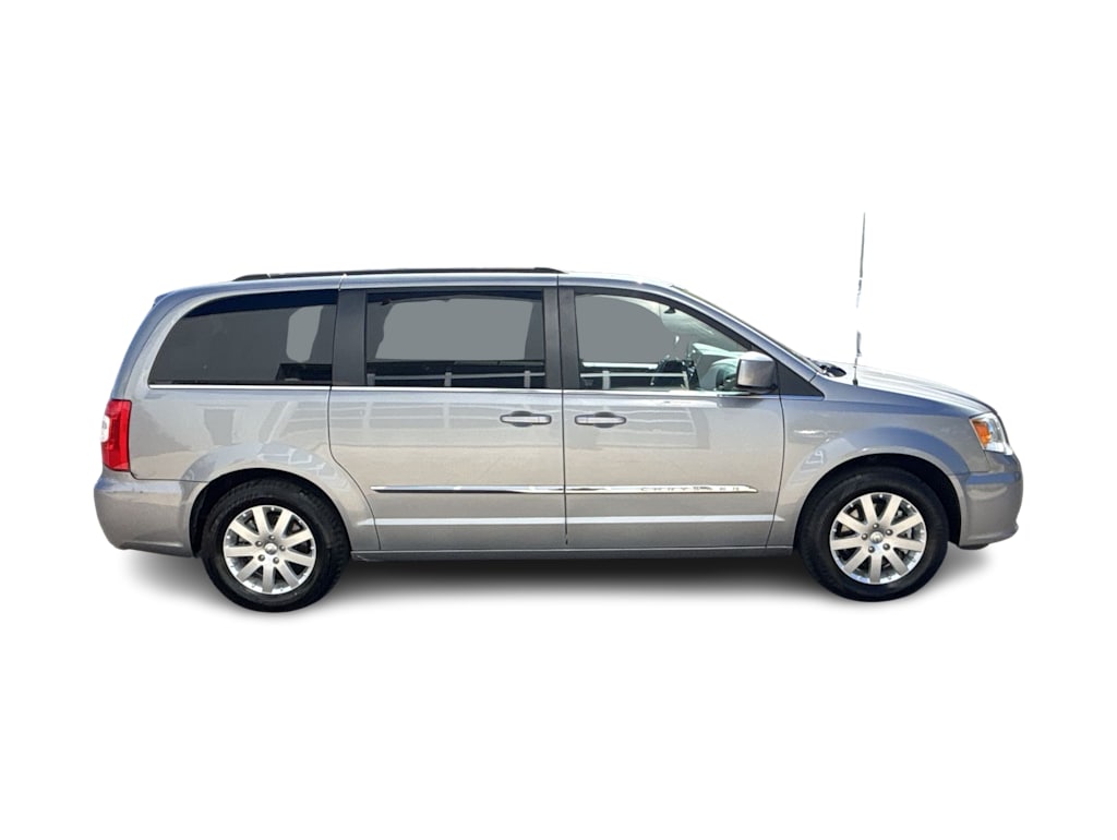 Thumbnail: 2015 Chrysler Town & Country - 13