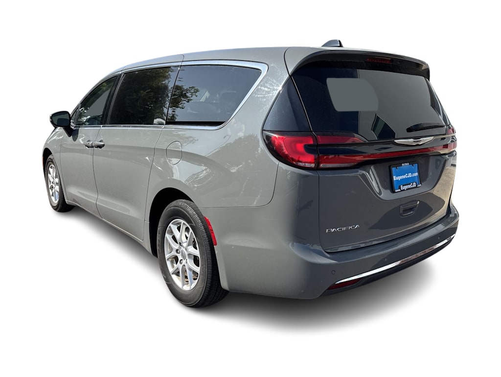 Thumbnail: 2023 Chrysler Pacifica - 3
