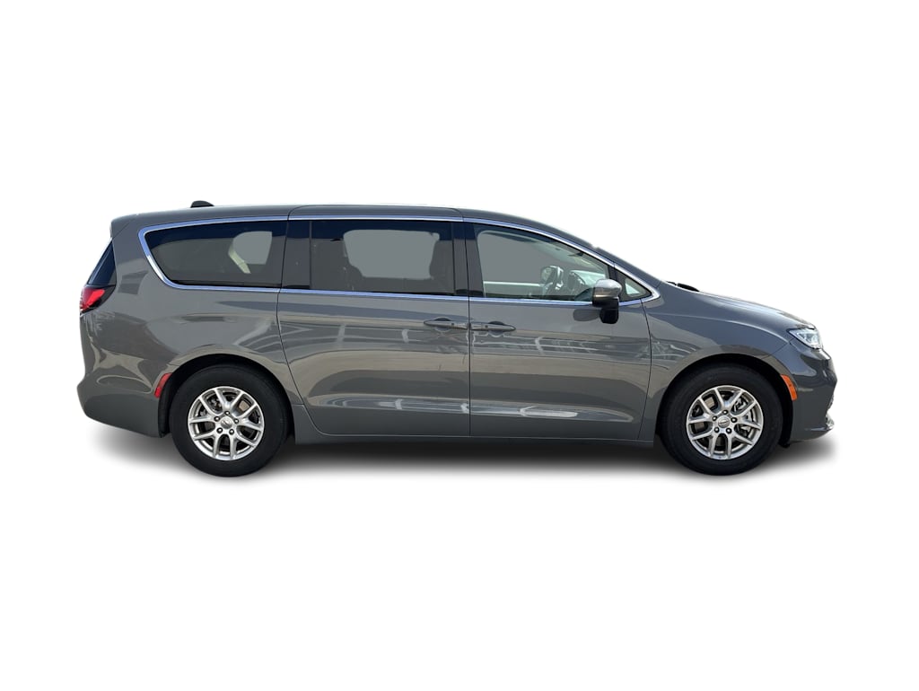 Thumbnail: 2023 Chrysler Pacifica - 9