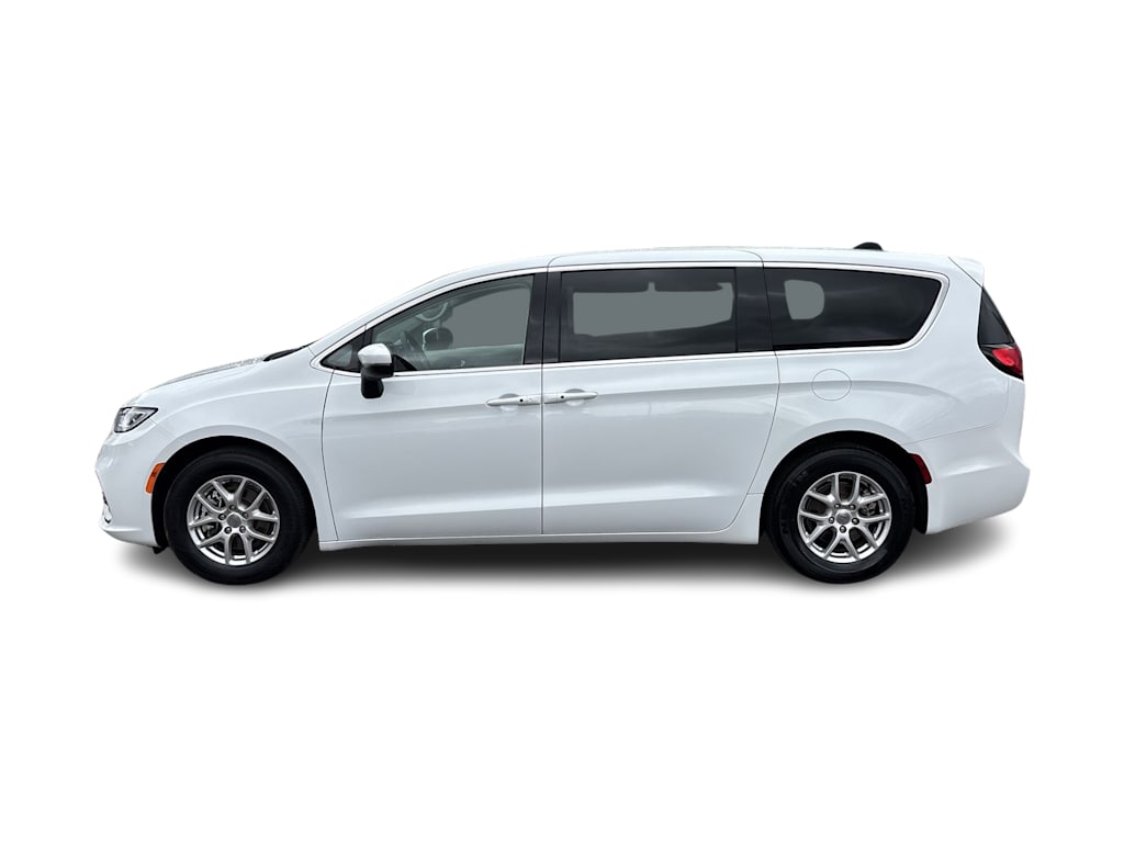 Thumbnail: 2023 Chrysler Pacifica - 3