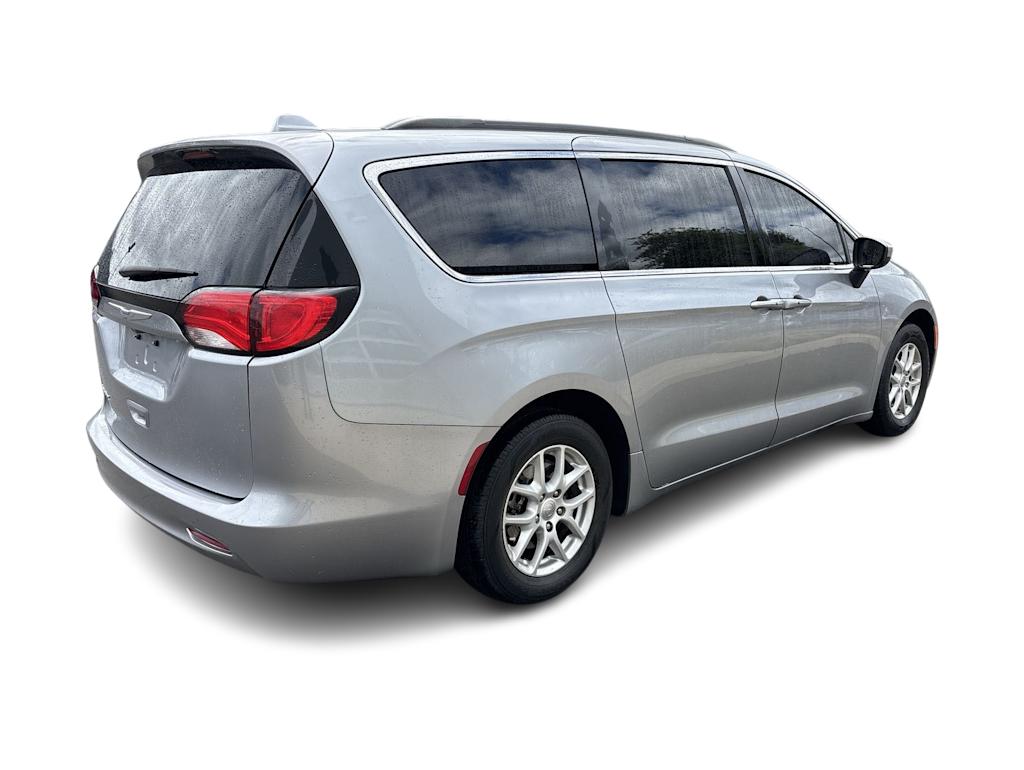 Thumbnail: 2020 Chrysler Voyager - 8