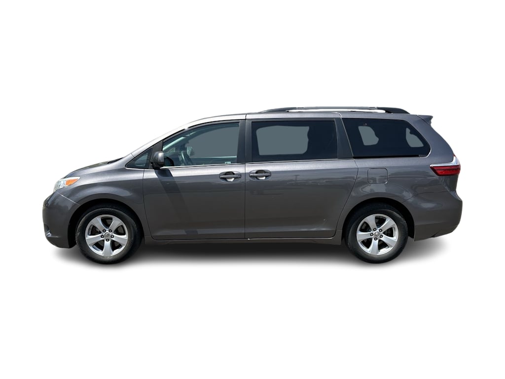 Thumbnail: 2017 Toyota Sienna - 3