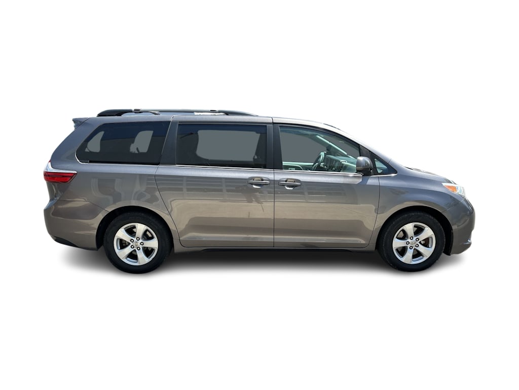Thumbnail: 2017 Toyota Sienna - 10