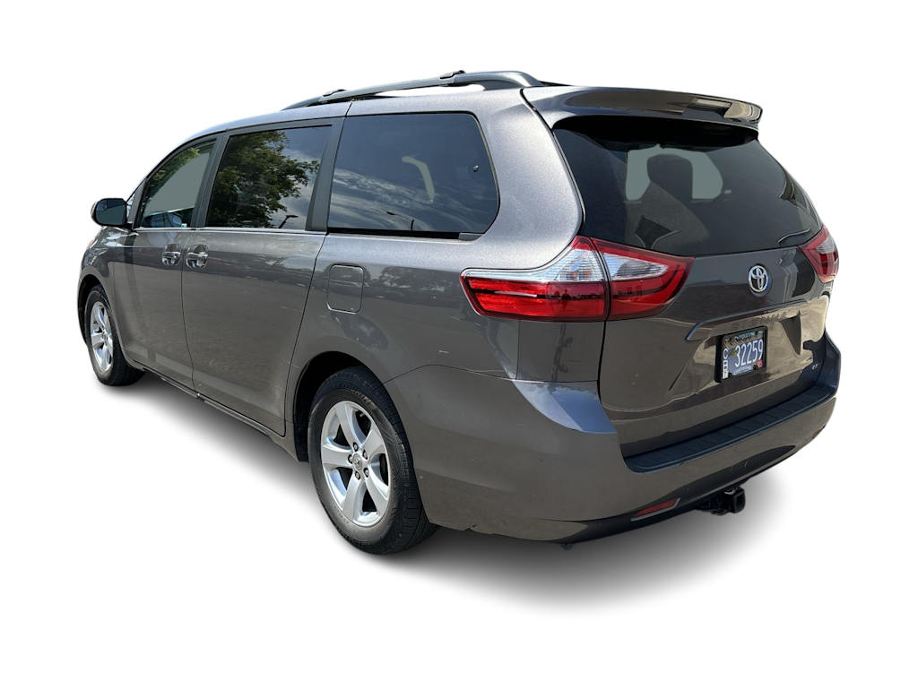 Thumbnail: 2017 Toyota Sienna - 4