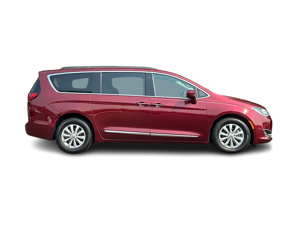 Thumbnail: 2017 Chrysler Pacifica - 18
