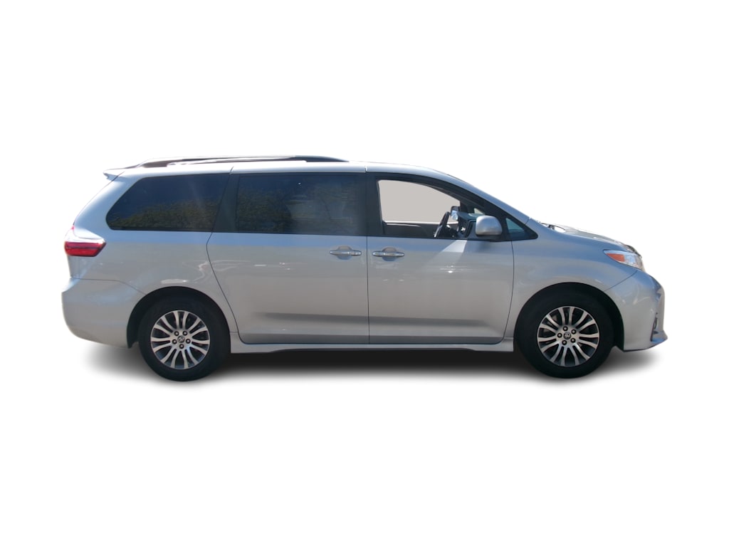 2020 Toyota Sienna XLE 9