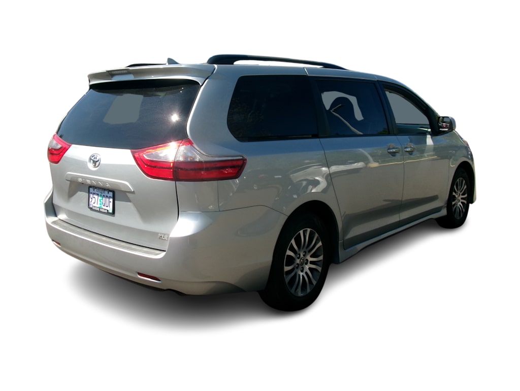 2020 Toyota Sienna XLE 8