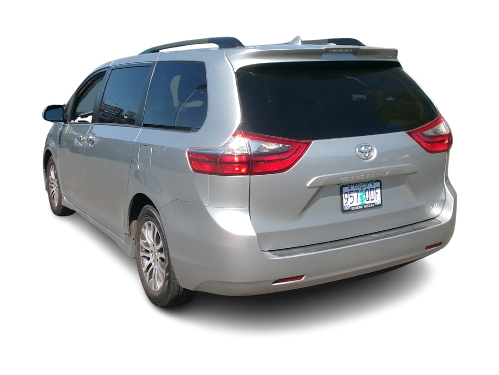 2020 Toyota Sienna XLE 3