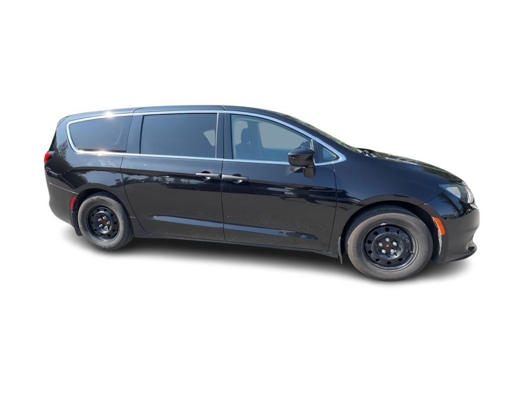 Thumbnail: 2020 Chrysler Voyager - 17