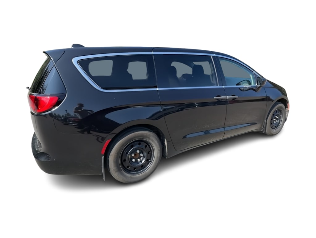 Thumbnail: 2020 Chrysler Voyager - 16