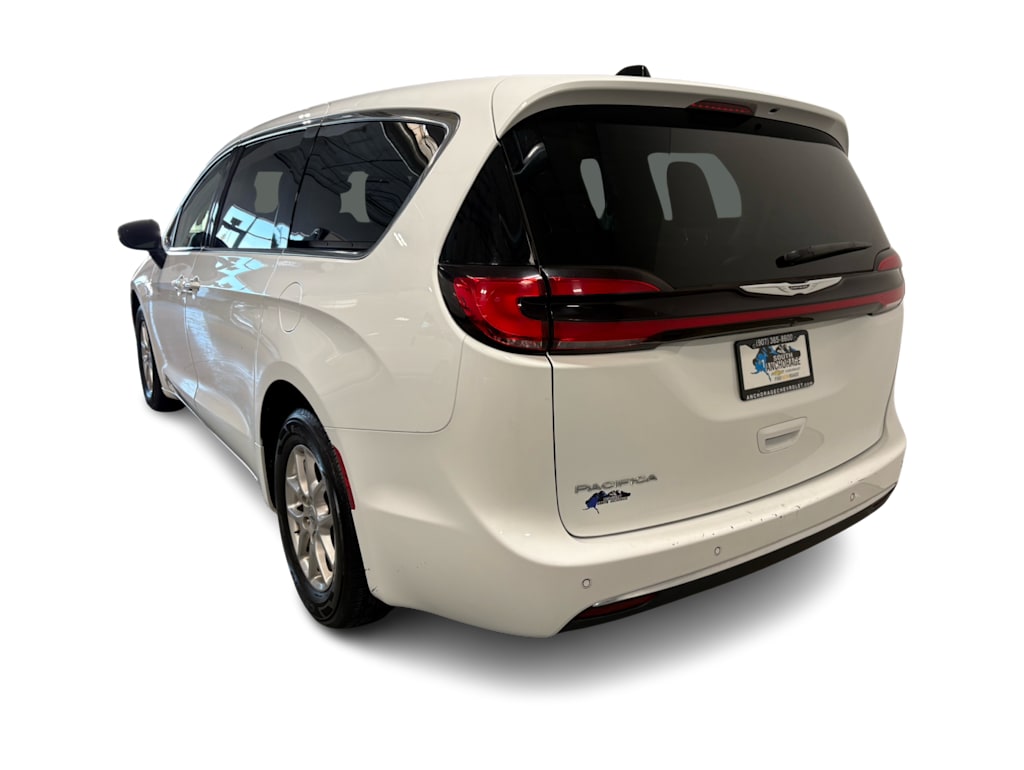 Thumbnail: 2023 Chrysler Pacifica - 4