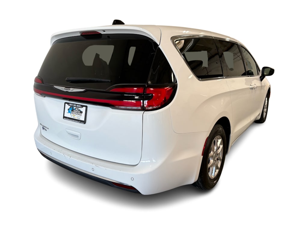 Thumbnail: 2023 Chrysler Pacifica - 16